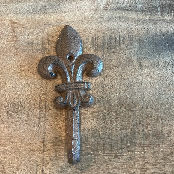 Cast Iron Fleur de Lis - Picture 2 of 2